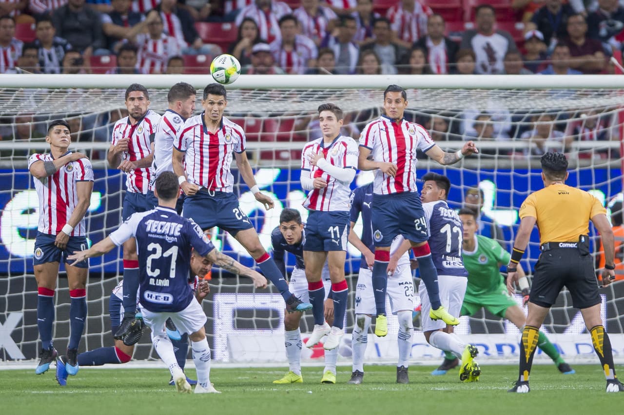 Al minuto 44 estuvo cerca de anotar de tiro libre Miguel Layún (21) para Monterrey.