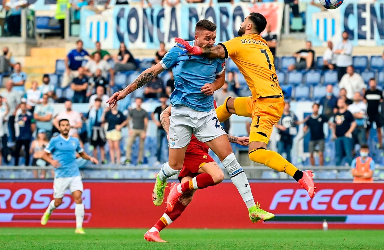 La Lazio derrota al AS Roma 3-2 durante la sexta fecha en la Serie A. Savic (10’), Pedro (19’) y Anderson (63’) le dieron la victoria a los visitantes, mientras que por los de ‘la Loba’, descontaron Roger Ibañez da Silva (41’) y Jordan Veretout con un penalti al 69’.