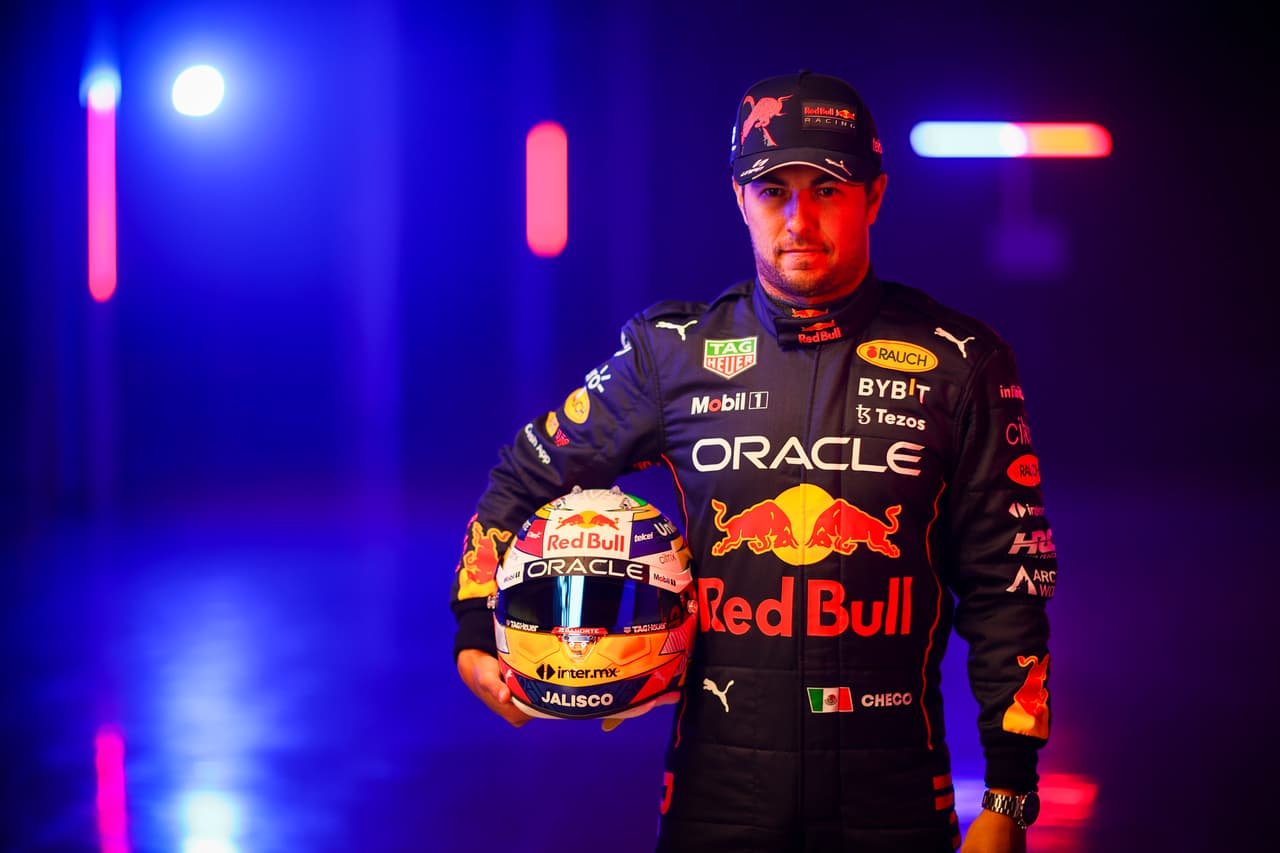 El piloto mexicano Sergio 'Checo' Pérez modelo su nuevo casco, noticia que tardó segundos en darle la vuelta al mundo entero.