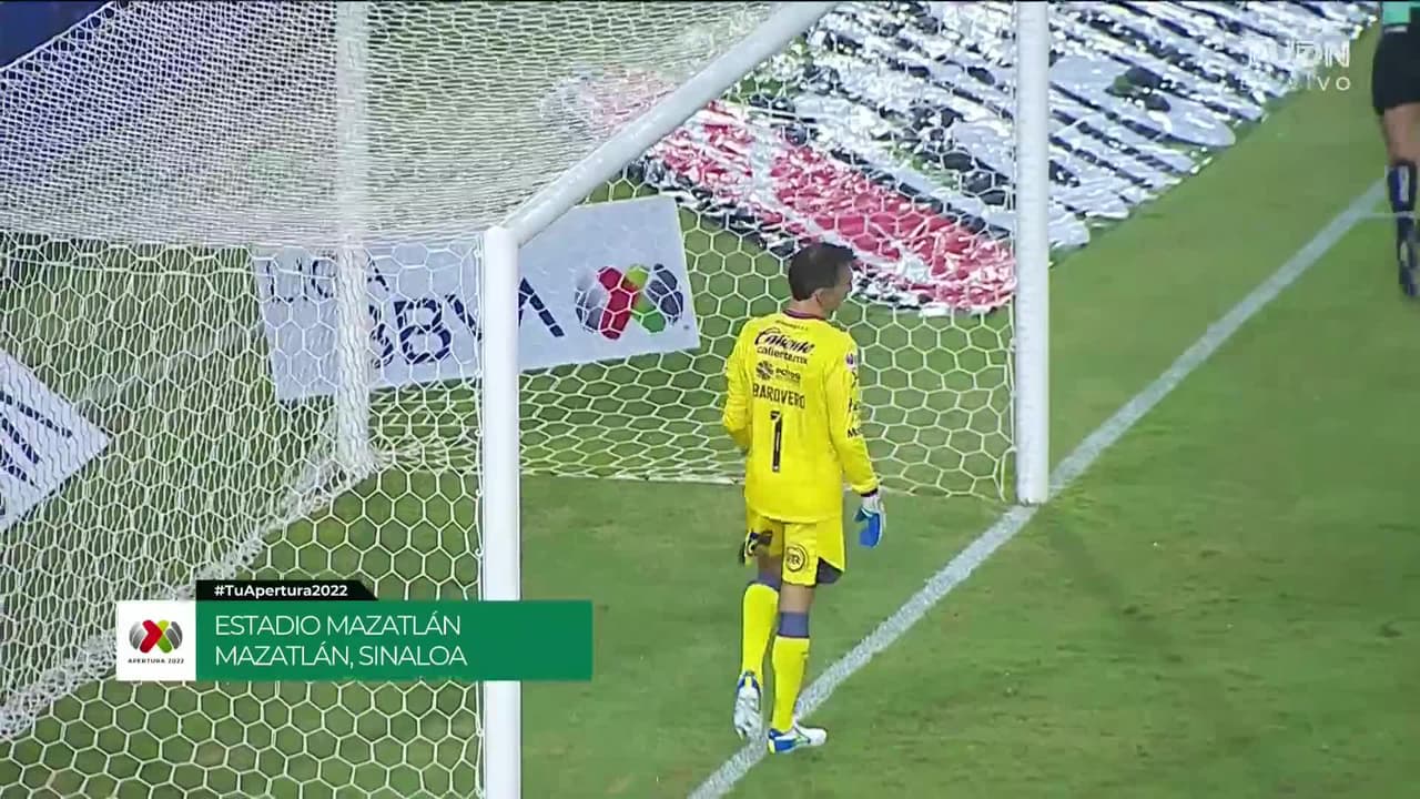 Arranca el partido y la pelota está en juego.