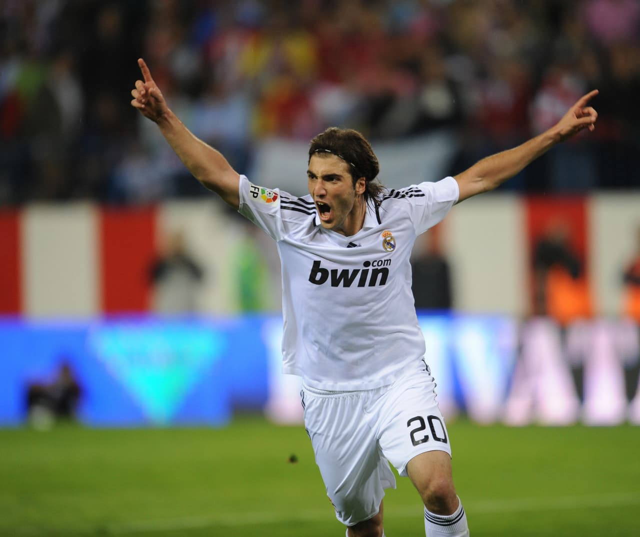 ATM 1 - 2 RM La Liga: El Atlético lo empataba al minuto 90 pero un minuto después, Higuaín marcaría el definitivo de penal tras una inocente falta sobre Drenthe.