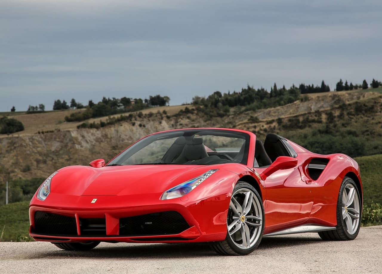 El descapotable de lujo monta un motor V8 de 4.0 litros con la capacidad de producir hasta 
<b>670 caballos de fuerza</b>. Una máquina imponente y sexy para disfrutar de la conducción al aire libre con miradas y halagos de por medio.