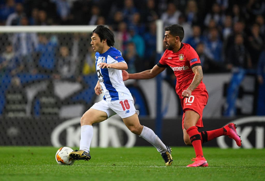 Shoya Nakajima arranca a toda velocidad y deja atrás al alemán Kerem Demirbay.