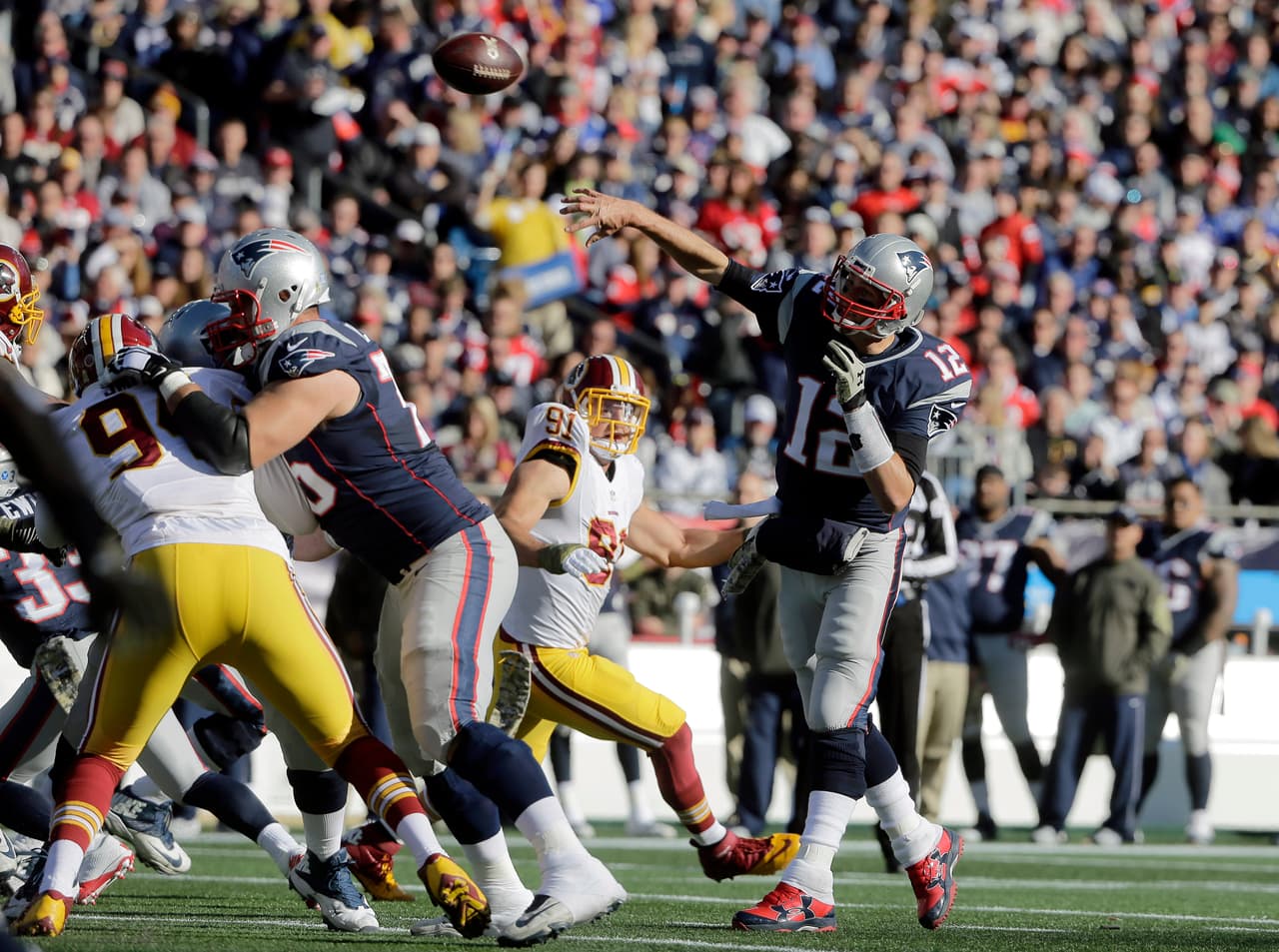 Los Patriots arrollaron a los Redskins 27-10 para mantener la racha ganadora de 8-0 en la temporada. Checa las mejores tomas del partido.
