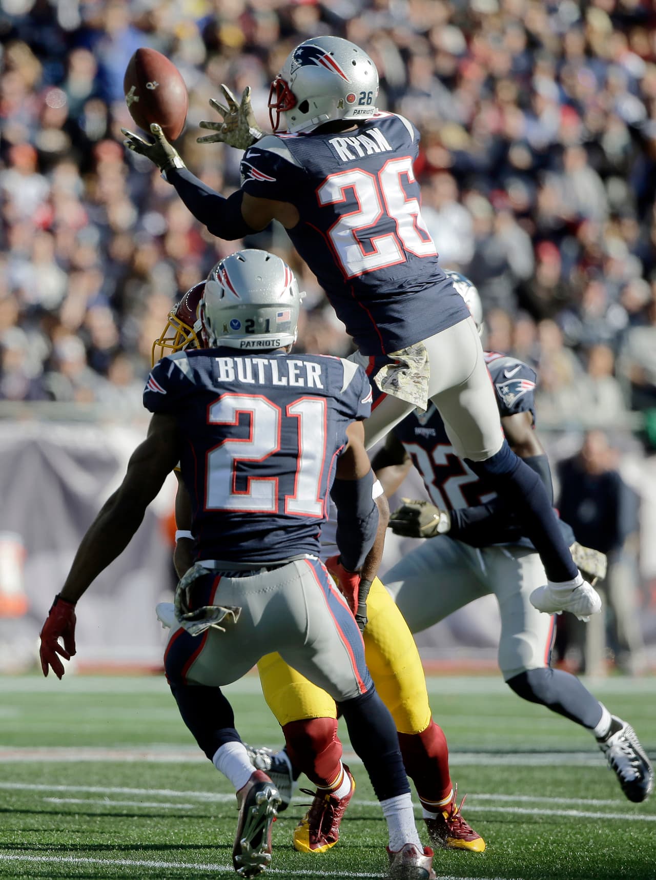 Los Patriots arrollaron a los Redskins 27-10 para mantener la racha ganadora de 8-0 en la temporada. Checa las mejores tomas del partido.
