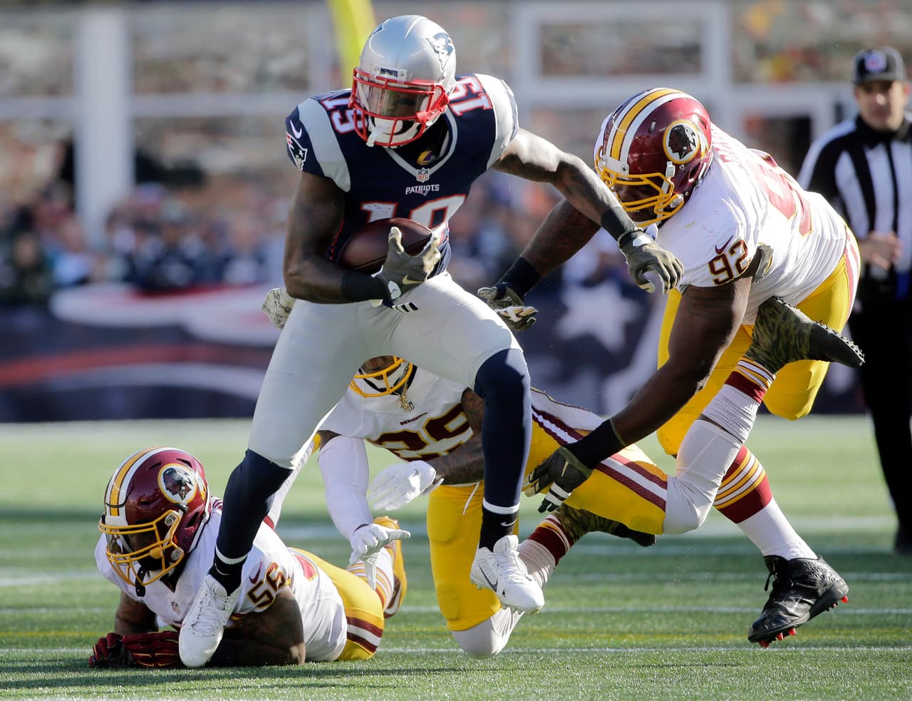 Los Patriots arrollaron a los Redskins 27-10 para mantener la racha ganadora de 8-0 en la temporada. Checa las mejores tomas del partido.