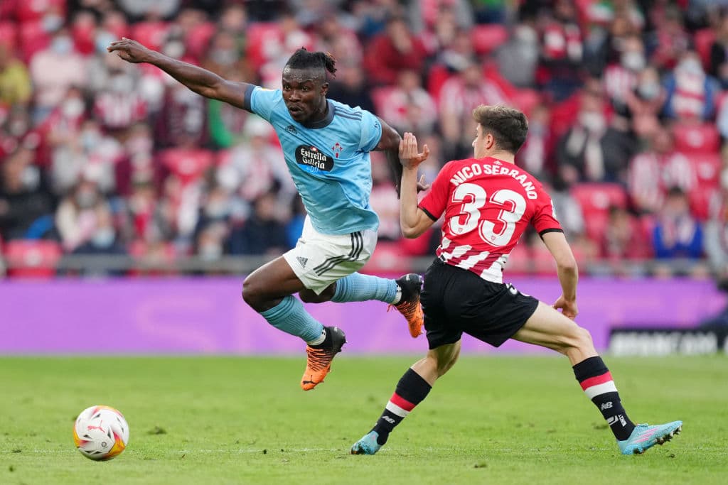 BILBAO, SPAIN - APRIL 17: Joseph Aidoo of Celta Vigo is challenged by Nico Serrano of Athletic Bilbao during the LaLiga Santander match between Athletic Club and RC Celta de Vigo at San Mames Stadium on April 17, 2022 in Bilbao, Spain. (Photo by Juan Manuel Serrano Arce/Getty Images)