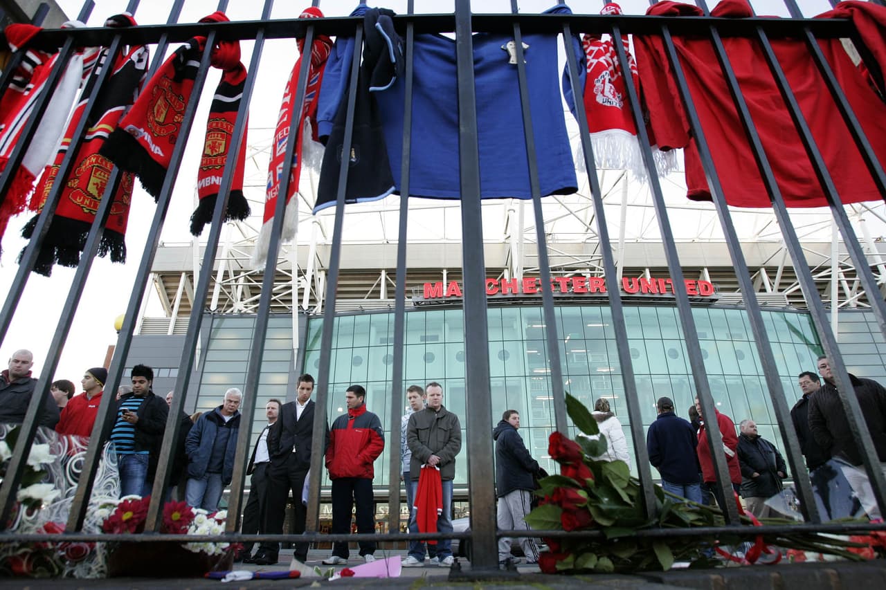 Tras la tragedia de Hillsborough en 1989, los grandes estadios del Reino Unido dejan de admitir espectadores de pie.