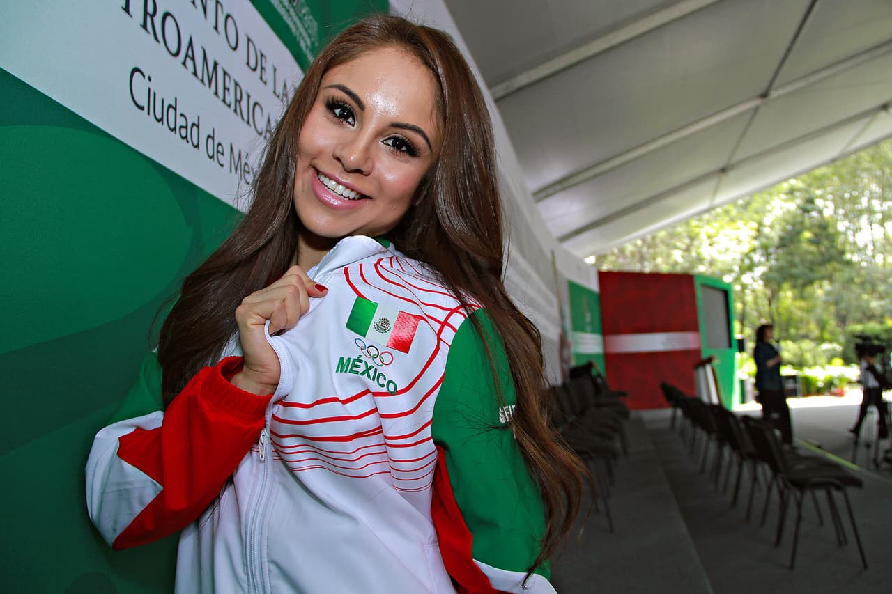 En 2013, la revista
<i>Forbes México</i> nombró a Paola Longoria como una de las 50 mujeres más influyentes del país.