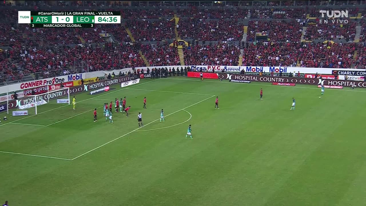 ¡TIRO ATAJADO! disparo por Elías Hernández.