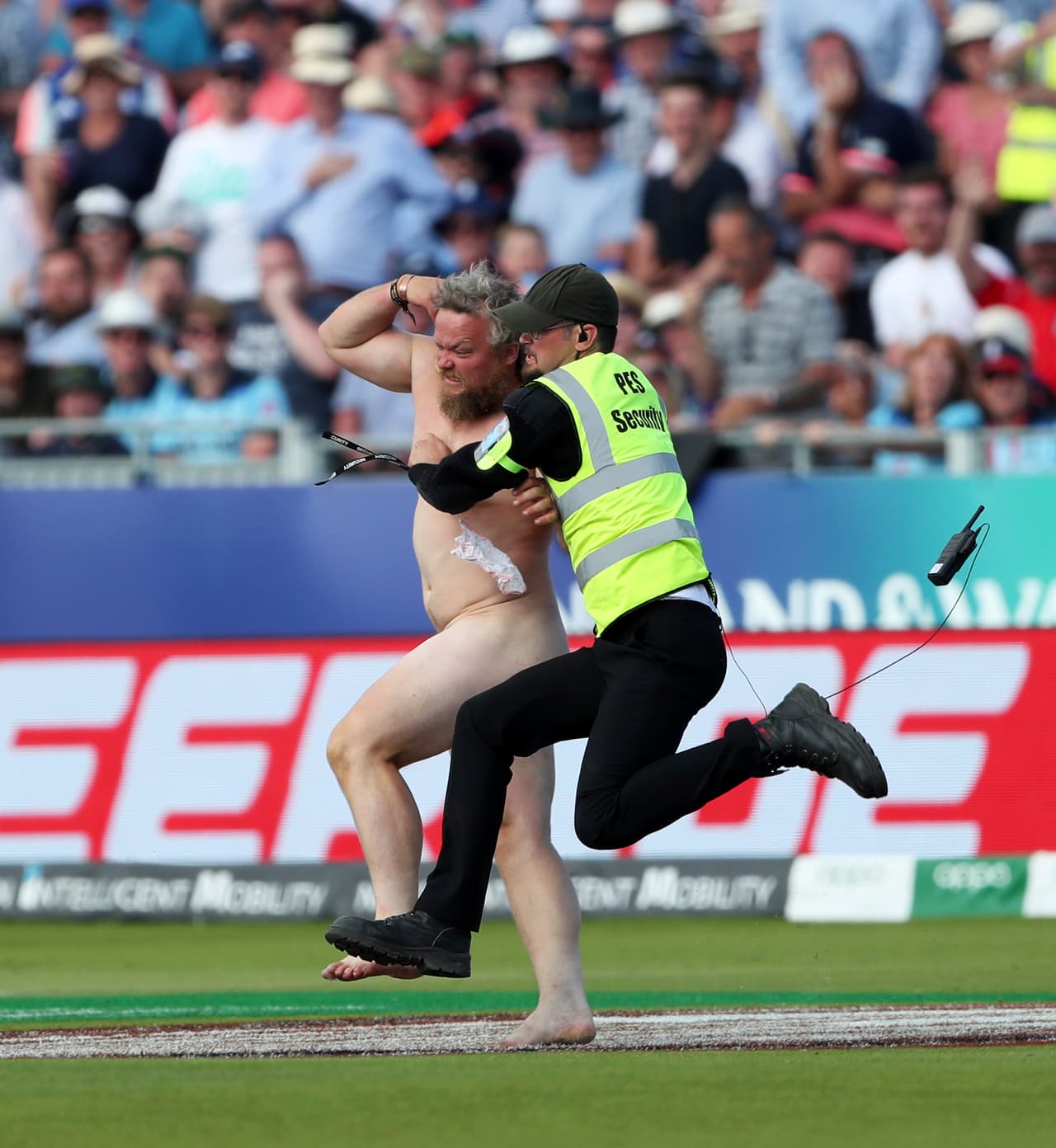 Durante el último partido de Inglaterra en la fase de grupos del Mundial de cricket, ante Nueva Zelanda, uno de los aficionados presentes en el Riverside Ground en Chester-le-Street saltó al campo desnudo para llamar la atención de todos hasta que la seguridad lo derribó y sacó.