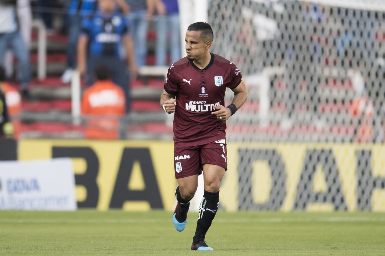 Camilo Sanvezzo marcó el primer tanto del partido al minuto 31 con un remate de cabeza dentro del área pero se tuvo que recurrir al VAR para validar la anotación.