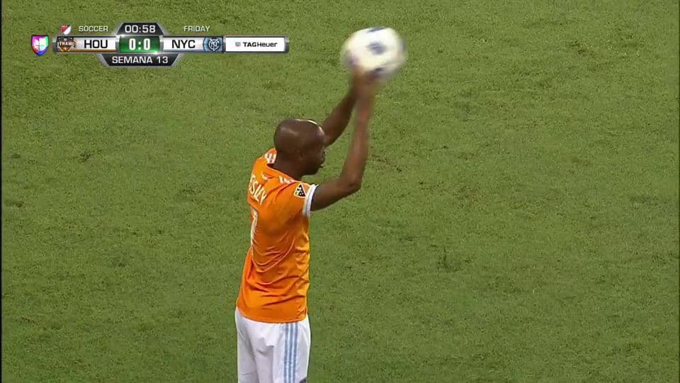 ¡CERCA!. Alberth Elis disparó que se estrella en el poste.