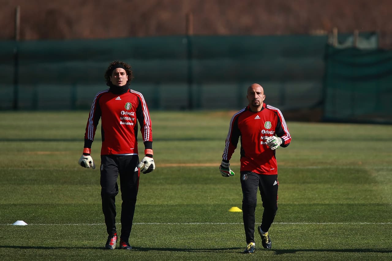 Todo hacía indicar que Ochoa sería el titular del Tri en el Mundial. Pero el seleccionador Javier Aguirre prefirió a Óscar Pérez, quien poseía mejor juego de pies y salía mejor a descolgar servicios.