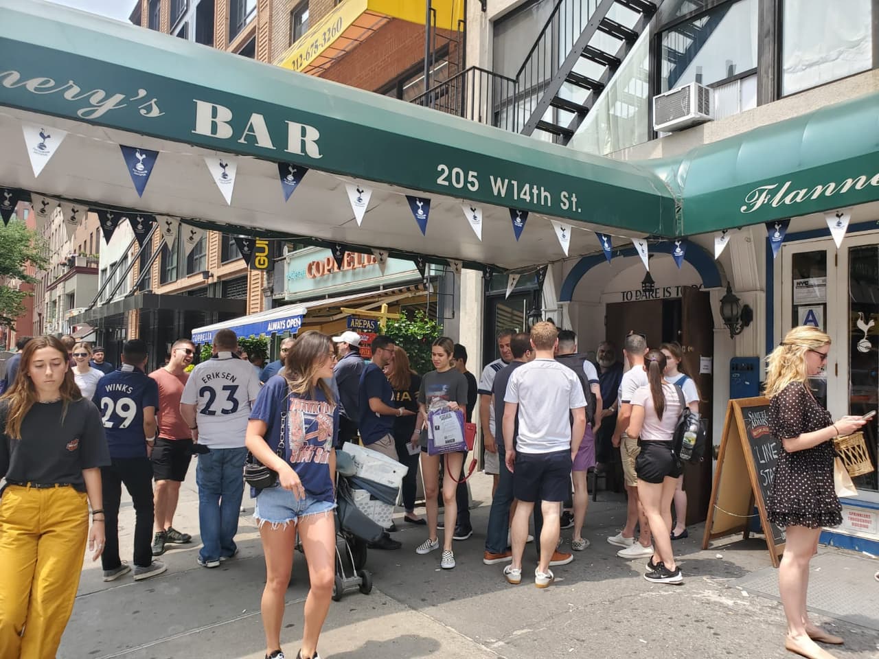 Los fanáticos del Tottenham Hotspur se reunen en Flannery's, el bar oficial de la Peña del club en New York, para disfrutar la Final de la UEFA Champions League.