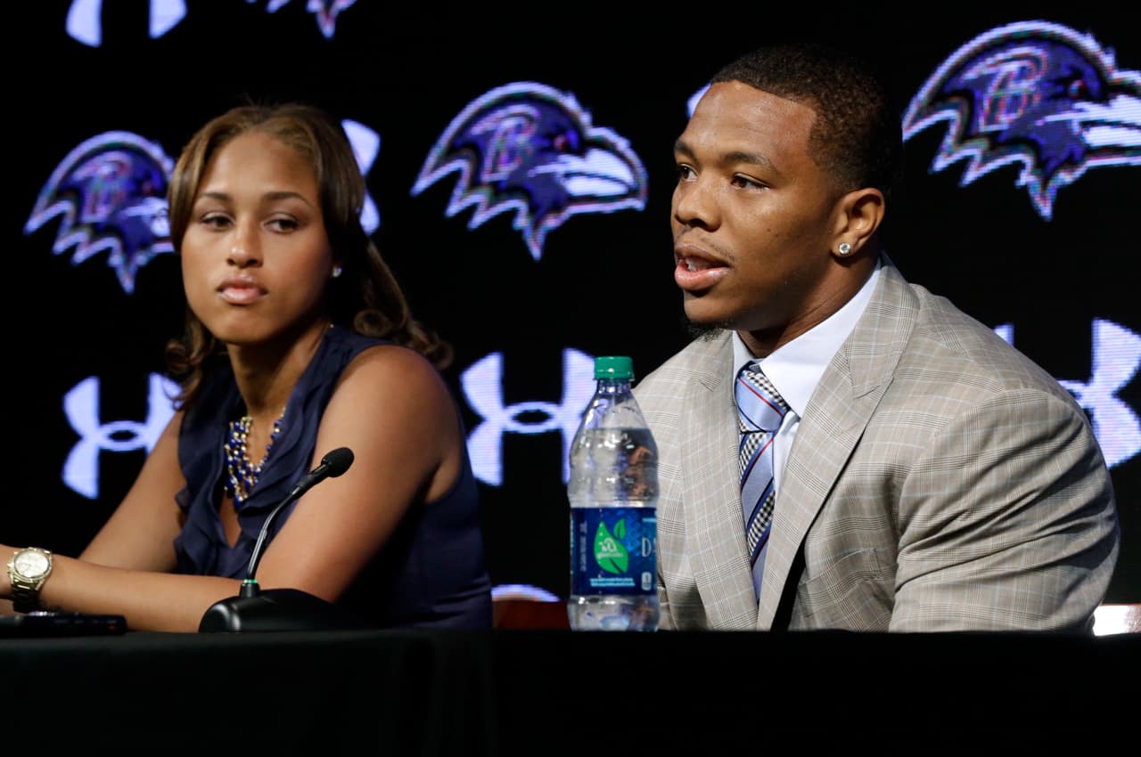 <b>Ray Rice</b>
<br>El jugador de futbol americano fue acusado por violencia tras golpear a su esposa en el 2014. El video salió a la luz y la NFL decidió terminar contrato con este jugador.