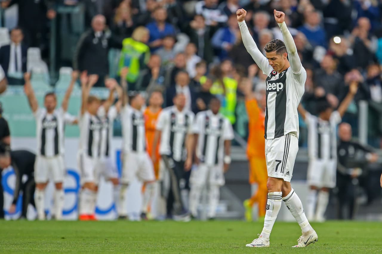 El futbolista portugués Cristiano Ronaldo es un hombre de récords, tanto impuestos como de acumular hazañas. El fin de semana logró el título de la Serie A con la Juventus y se convierte en el primero en alzar trofeos en tres diferentes Ligas de las llamadas grandes o importantes en Europa. Aquí un repaso a esa colección de hitos.