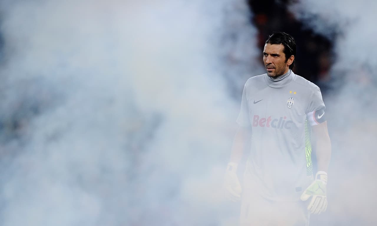 Entre los jugadores de nivel mundial a quienes se les ha visto fumando aparece el arquero italiano Gianluigi Buffon, que fue descubierto en sus vacaciones con cigarrillo en mano en un yate.