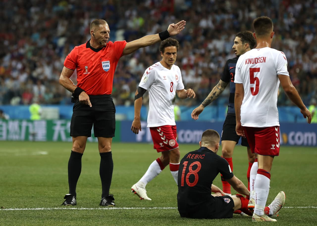 En los cuartos de final apareció de nuevo el argentino para ser el árbitro del Croacia 1-1 Dinamarca.