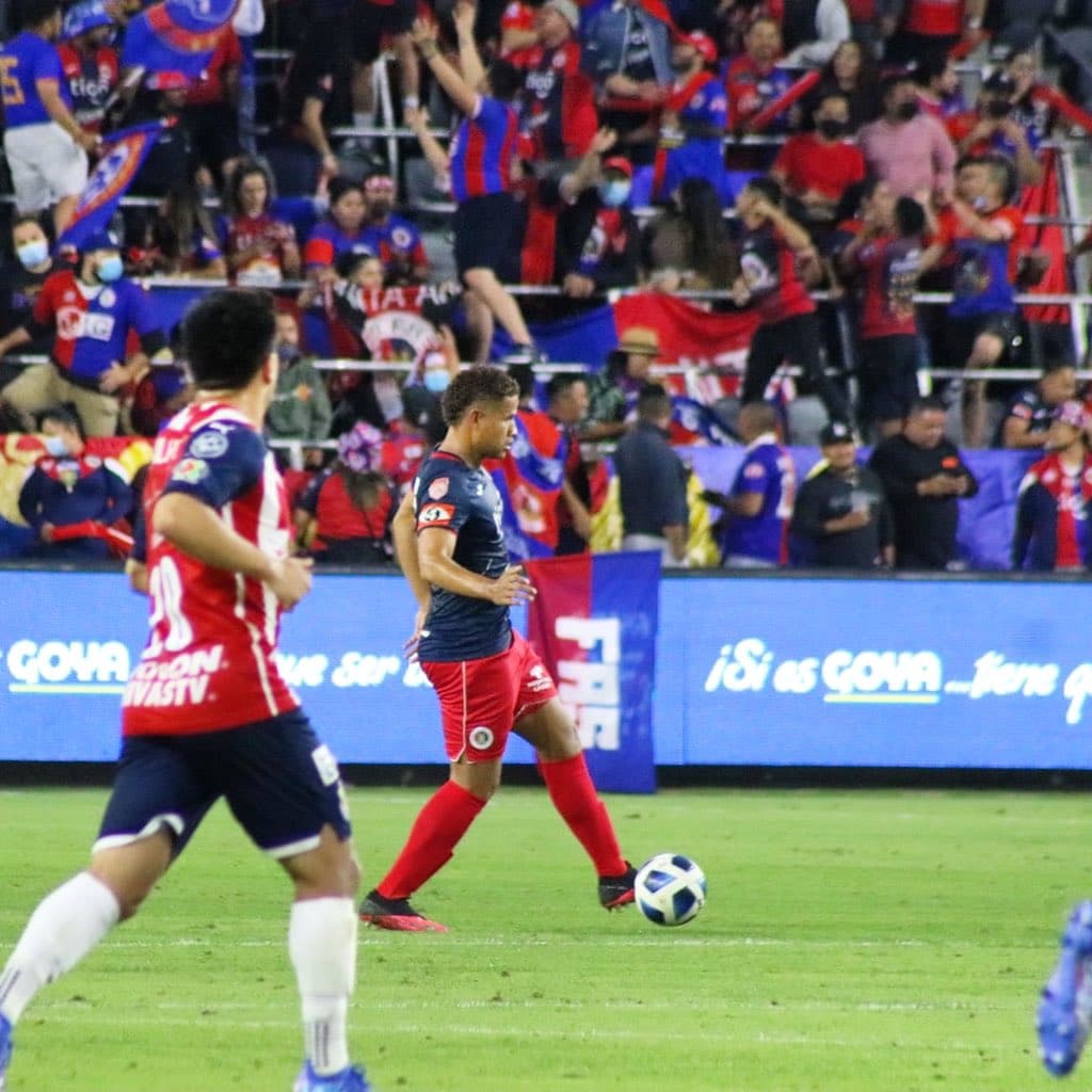 El Club Deportivo FAS tuvo sus momentos a finales del primer tiempo y parte del complemento, metiendo en complicaciones a las Chivas.