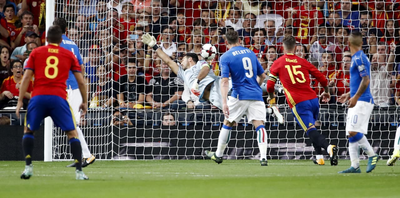 Balón por arriba del muro, imposible para el legendario portero italiano.