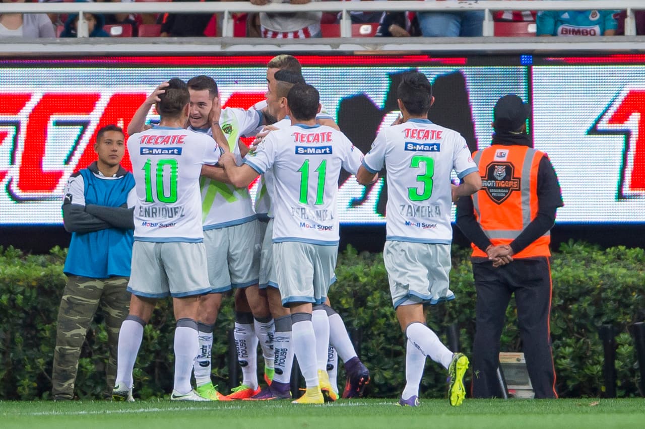 Lucas da Silva anotó el primer gol del partido para Juárez luego de un tiro de esquina. Con ese resultado se fueron al descanso.