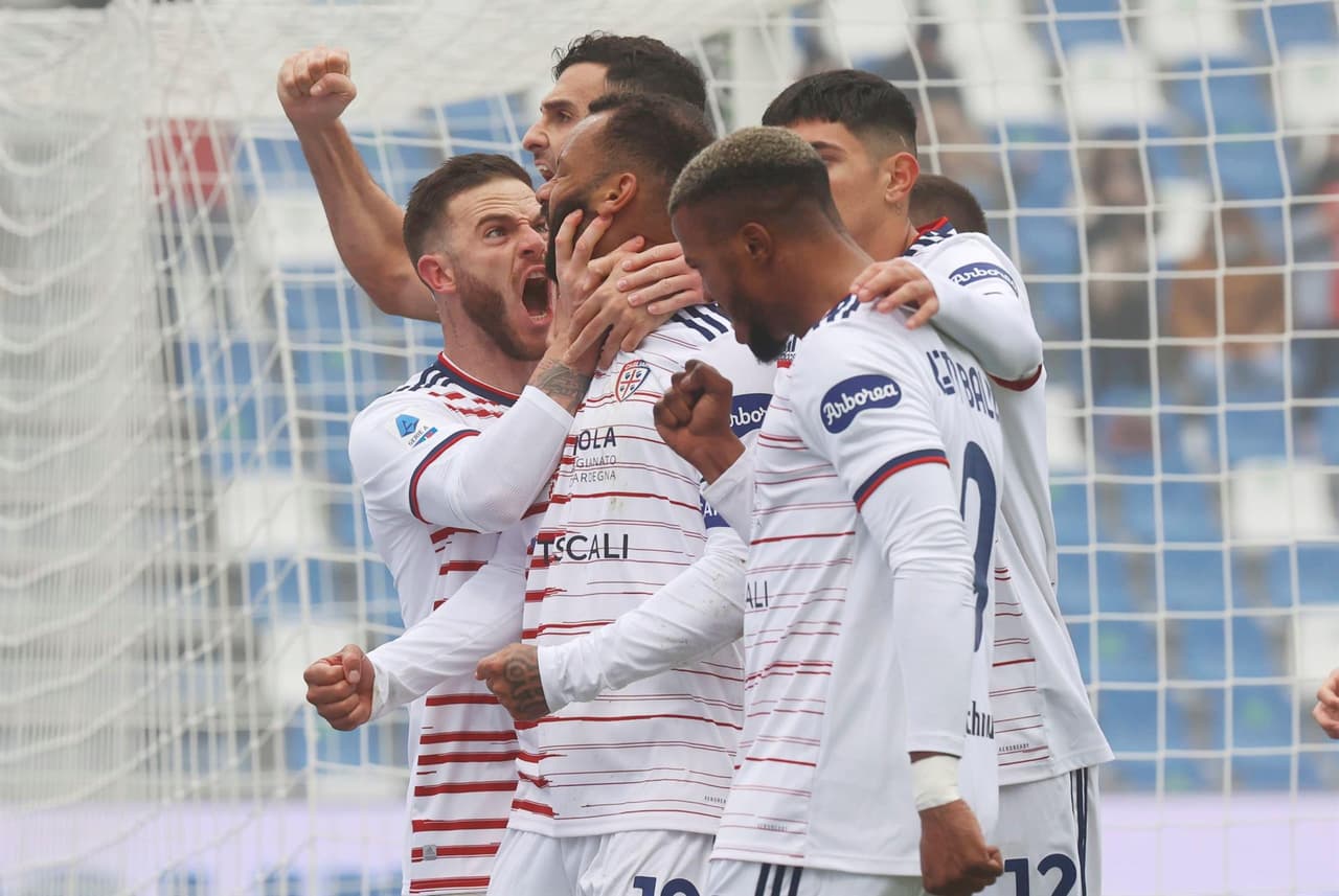 Sassuolo empata con golazos ante Cagliari 2-2 en la Serie A. Scammaca y Berardi anotaron para los neroverdi, mientras que Diao y Joao Dos Santos (de penal) lo hicieron para los visitantes.