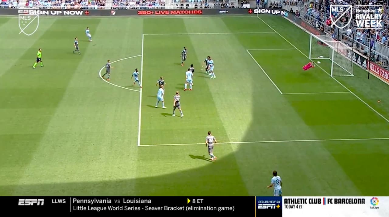 ¡Hay portero! Tyler Miller le niega el gol a Gadi Kinda con una bella estirada