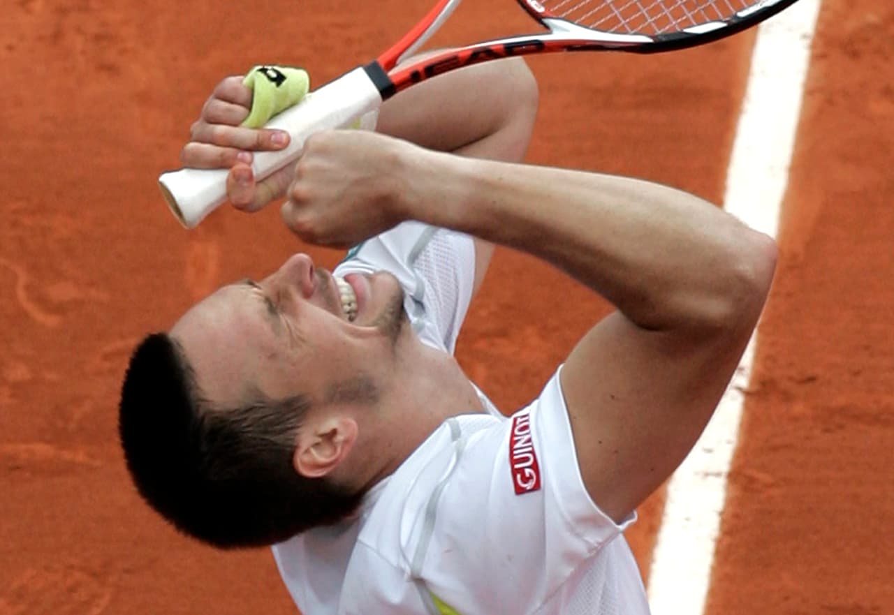 Rafael Nadal, hasta el 2009 no haba perdido un solo partido en Roland Garros, sin embargo en la cuarta ronda perdió en cuatro sets ante Robin Soderling (sueco), fue una sorpresa para todos.