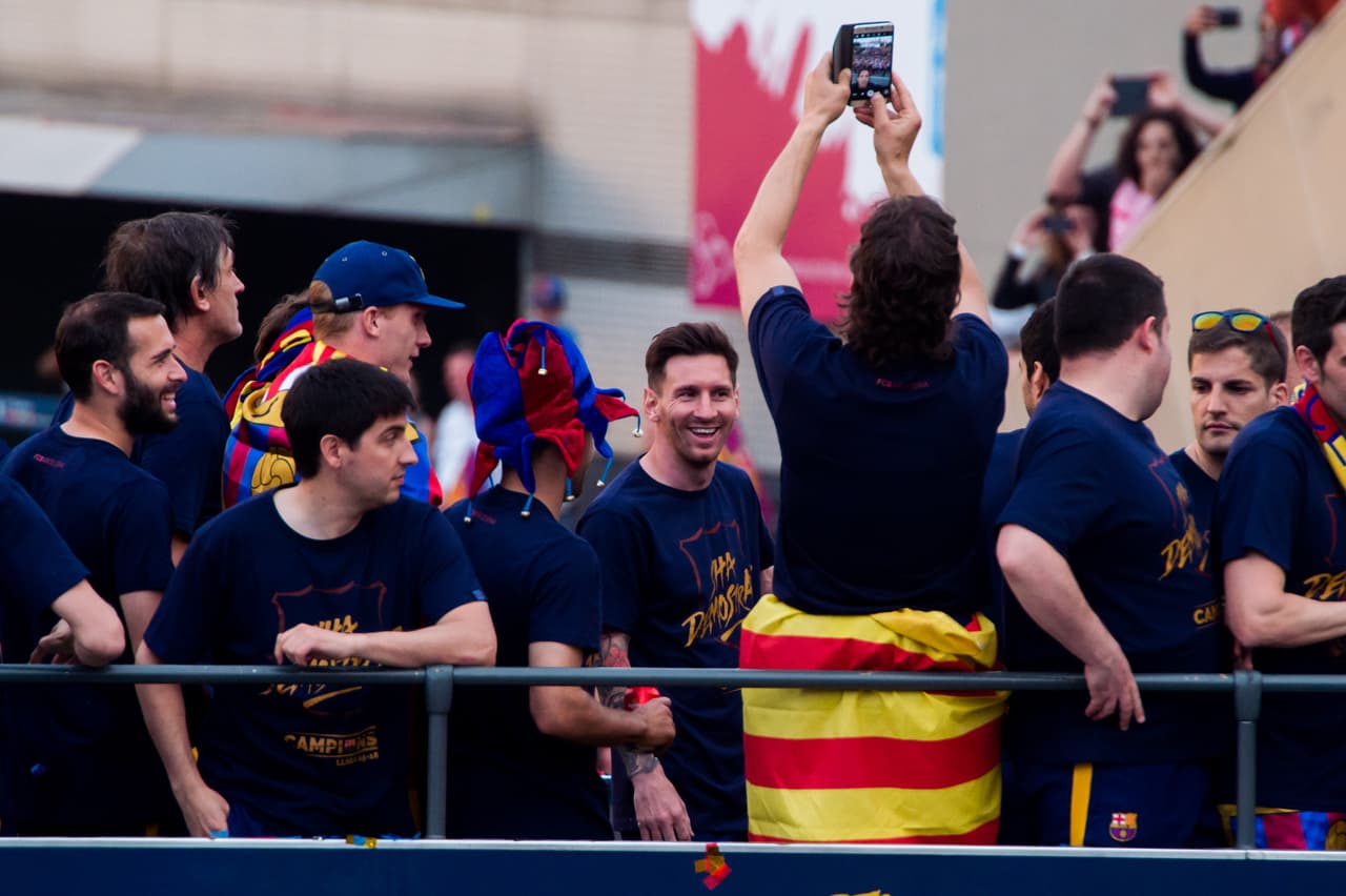 Messi escuchaba espectante y con una sonrisa en los labios cómo los más jóvenes coreaban su nombre e intentaban fotografiarlo a cada instante, mientras él los correspondía saludándolos tímidamente.