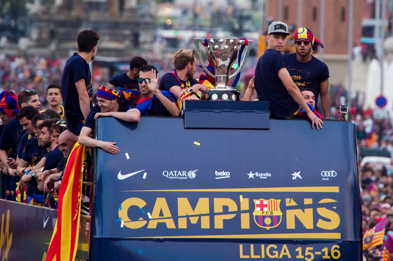 En la misma línea de discreción interactuaba Andrés Iniesta. Todo lo contrario que Dani Alves, quien se ponía a hacer payasadas, entre risas, mientras se enfundaba una original máscara de lucha libre con los colores azul y grana.