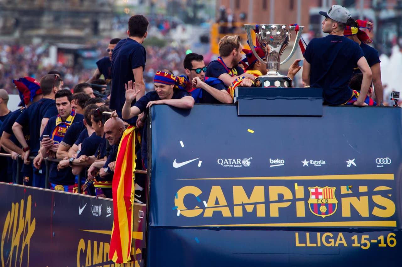 El gentío se hacía cada vez mayor a medida que la comitiva avanzaba por la avenida del Paralelo hacia la plaza de España y eso fue activando, poco a poco, a los jugadores.