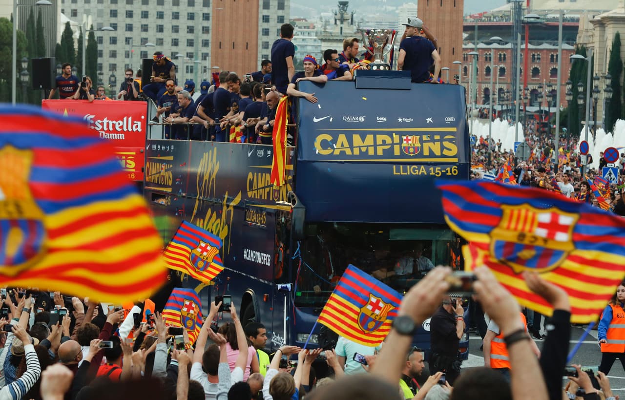 La recta final del trayecto aun fue más movida. Piqué se subía peligrosamente a la barandilla del autobús para empezar a bailar mientras jaleaba a la afición. Luego se abrazaría a la copa mientras repetía "¡aquí la tenéis, aquí la tenéis!". Hasta el propio Luis Enrique se atrevía a dar unos pasos de baile al ritmo de una 'batucada' cercana