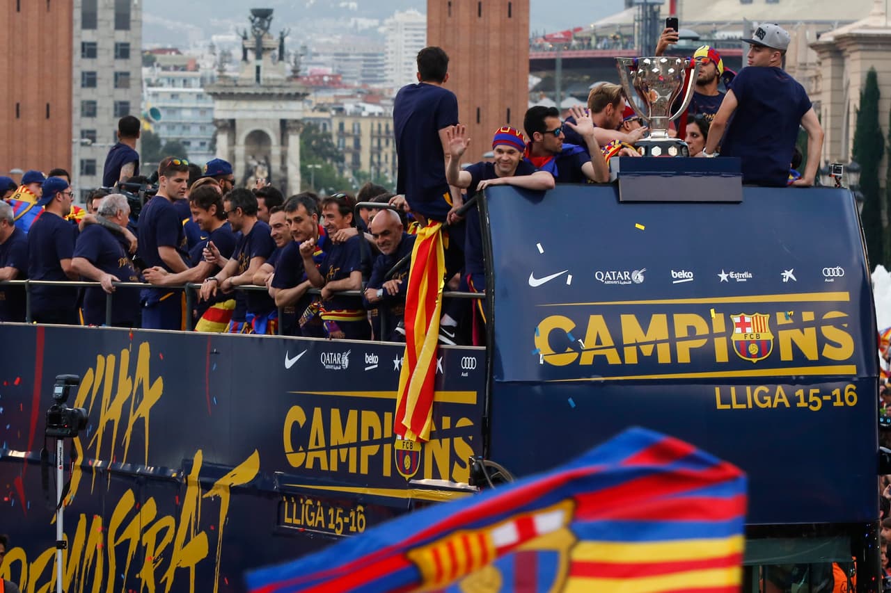 Los jugadores, que llevaban estas mismas frases e idéntico diseño en unas camisetas azules diseñadas para la ocasión, ha compartido la 'terraza' del vehículo, con el cuerpo técnico y los empleados del club que habitualmente trabajan con el primer equipo.
