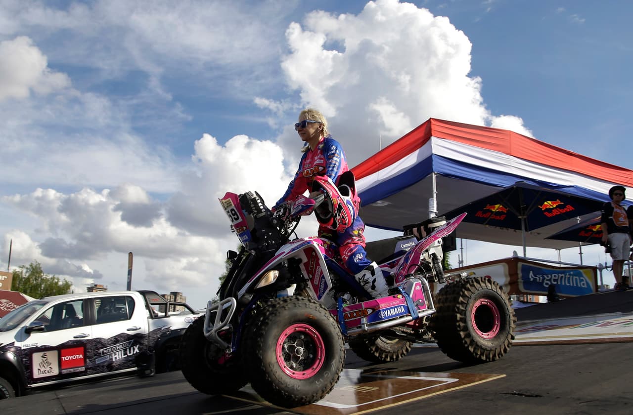 El presidente de Paraguay, Horacio Cartes, y el de Bolivia, Evo Morales, despidieron a la caravana del Dakar en el podio de largada en Asunción en la previa del comienzo el lunes 2 de enero, cuyo trayecto recorre territorio de ambos países más Argentina. El acto simbólico congregó a decenas de miles para la travesía que finaliza el 14 de enero en Buenos Aires.