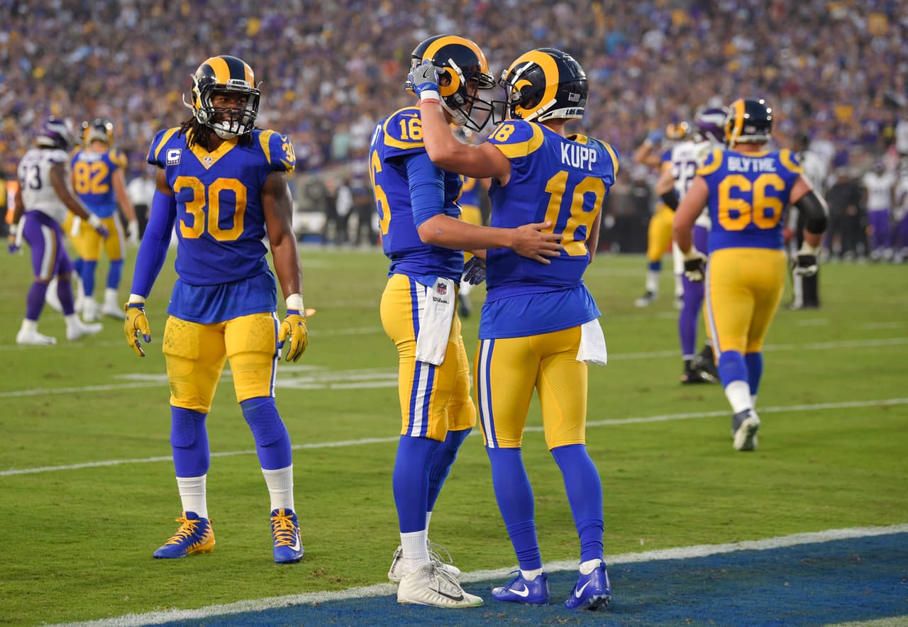 Entre dos defensivos secundarios Kupp capturó el ovoide para poner en ventaja de nueva cuenta a los Rams por 21-17.