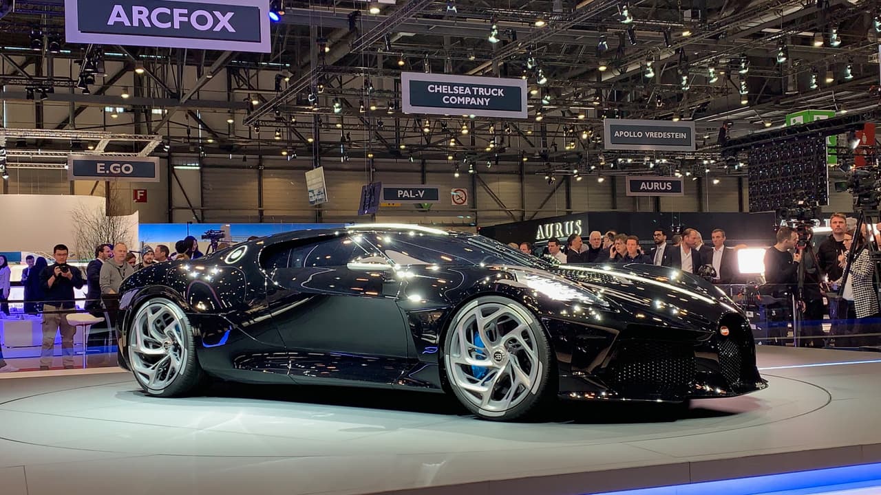 El Bugatti La Voiture Noire está motorizado por el mismo motor W16 con 4 turbos que conseguimos en el 
<a href="https://www.univision.com/noticias/pruebas-de-manejo/prueba-bugatti-chiron-el-eslabon-perdido">Bugatti Chiron</a>. Bajo el capó de La Voiture Noire el W16 puede producir hasta 1,479 caballos de fuerza y 1,180 lb-pie de torque. La mayor diferencia respecto al Chiron son los 6 terminales del sistema de escape.