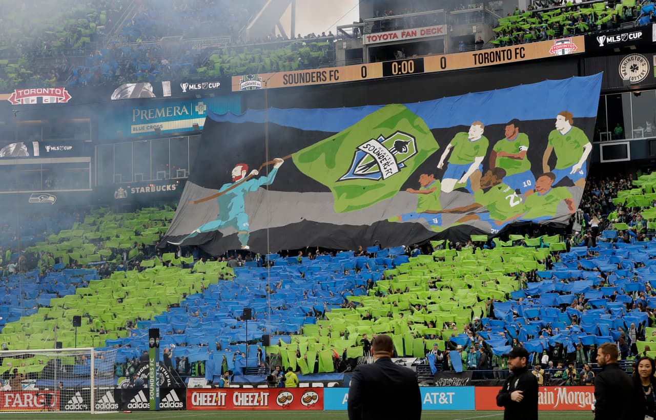 Los fans de Seattle Sounders fans muestran un tifo previo al partido contra Toronto FC.