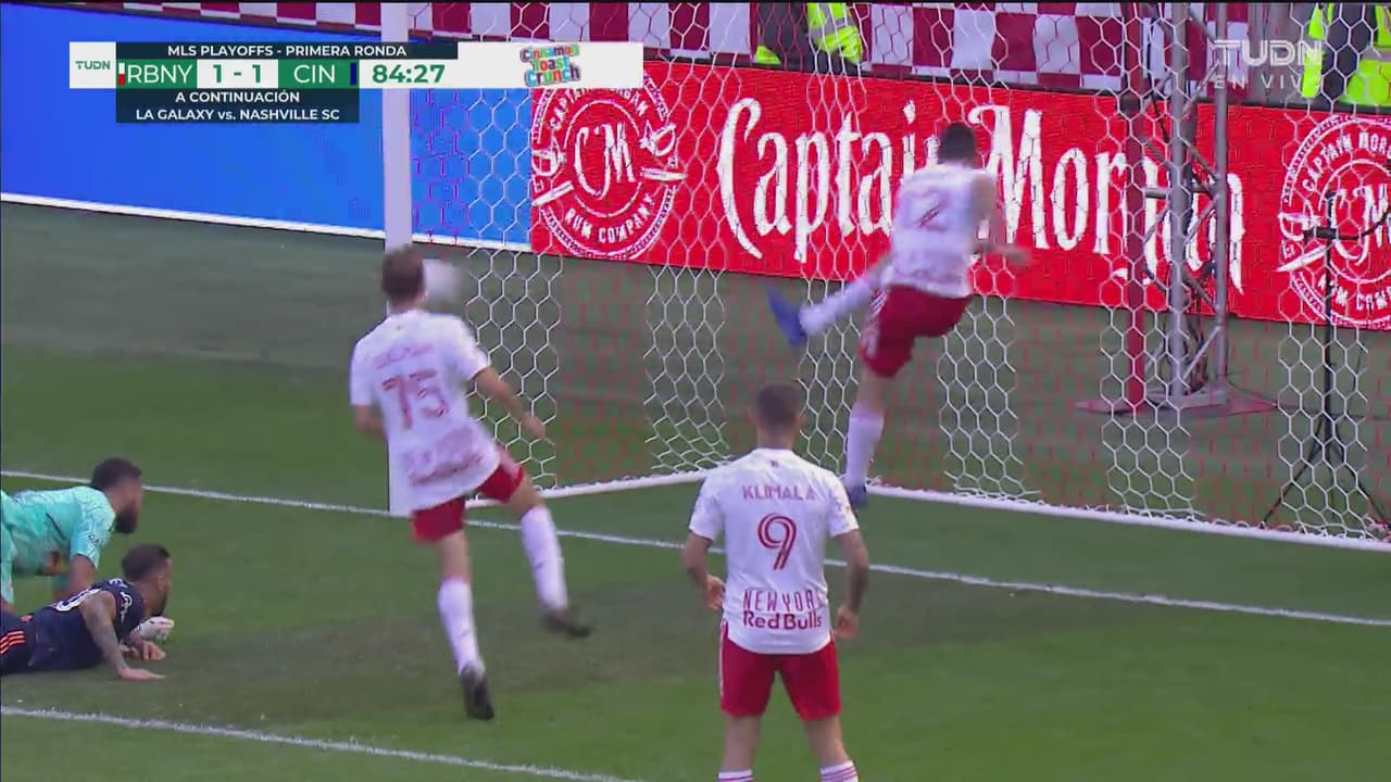 ¡La salvan en la línea! Coronal falla en la salida y casi cuesta el gol