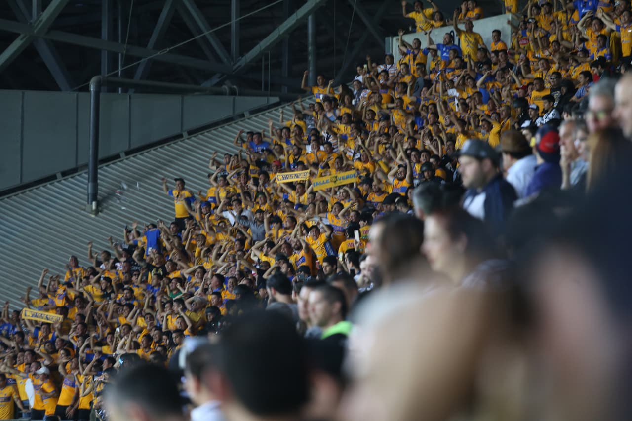 Una importante presencia de fanáticos de Tigres en el Estadio Bancomer donde Rayados fue local.