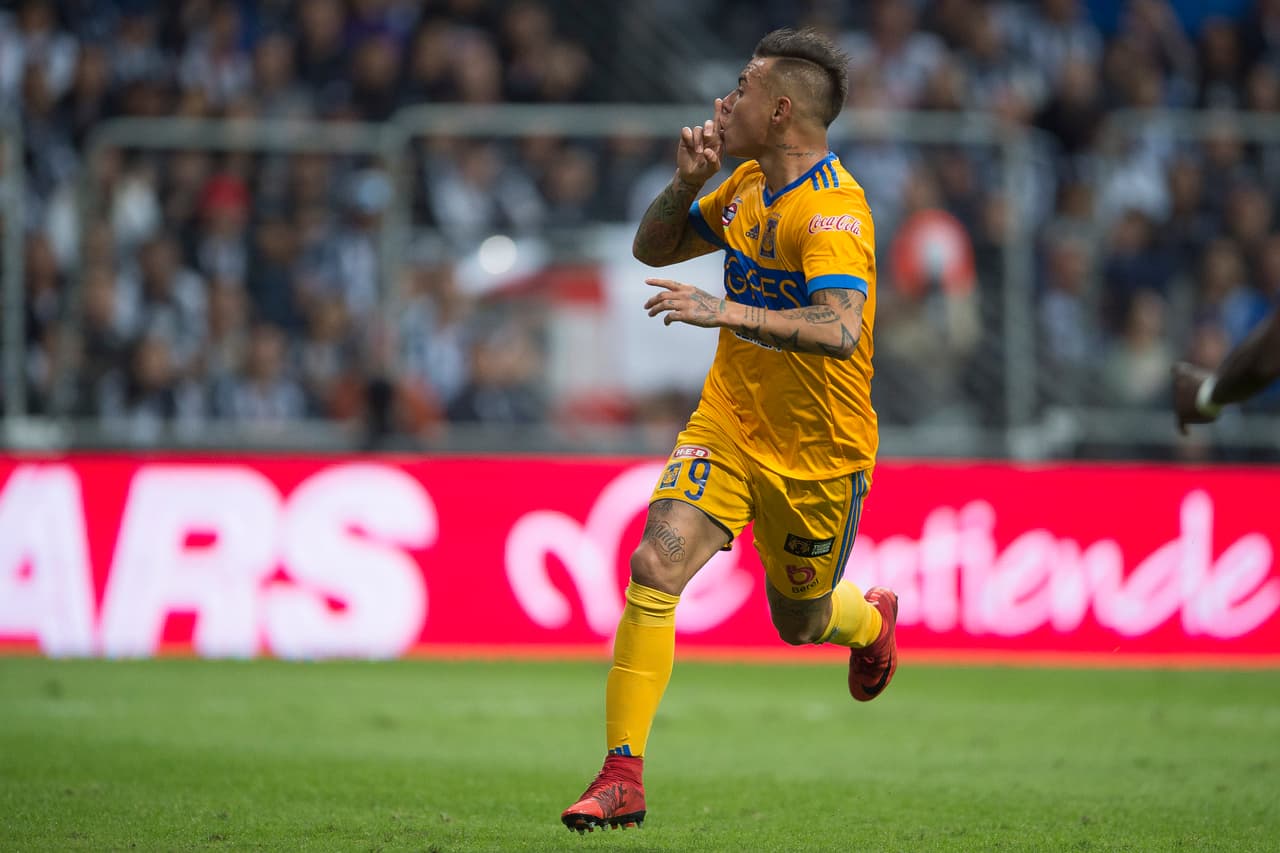 El chileno Eduardo Vargas emparejó el encuentro al minuto 30 con un disparo cruzado que se coló con la complicidad de Hugo González.