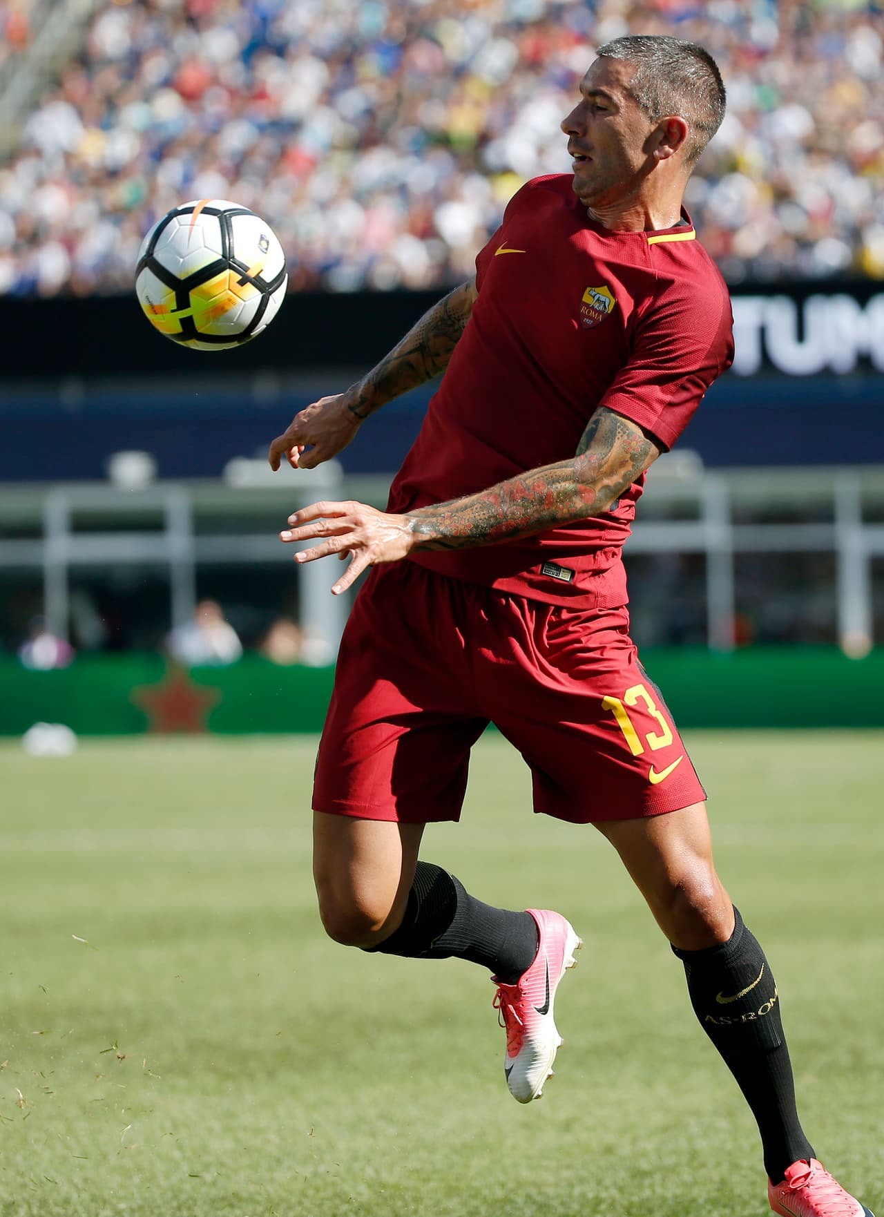 Aleksandar Kolarov, ex Manchester City, intentaba llevar el peligro al área de la Juventus por la banda izquierda.