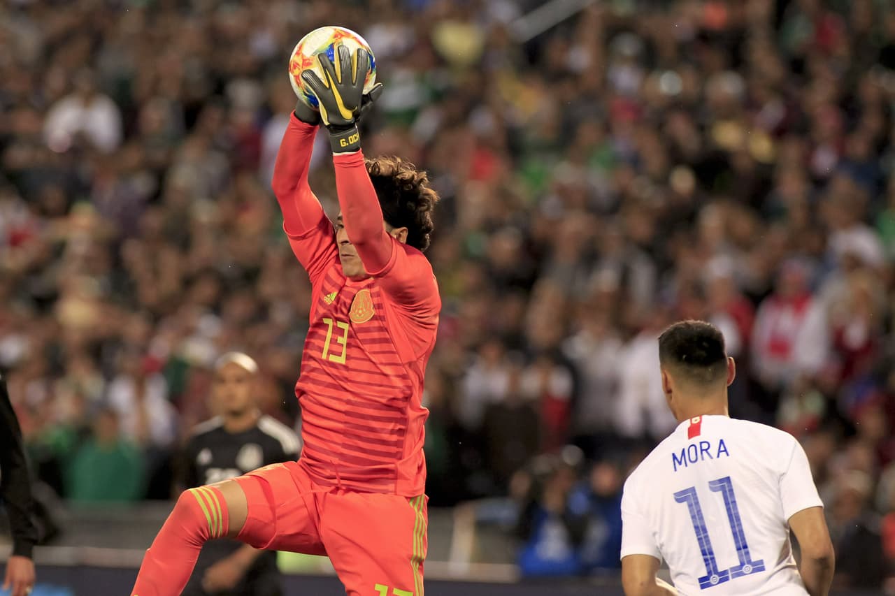 Con su seguridad en el juego aéreo, Ochoa neutralizó una de las armas más importantes del equipo chileno.