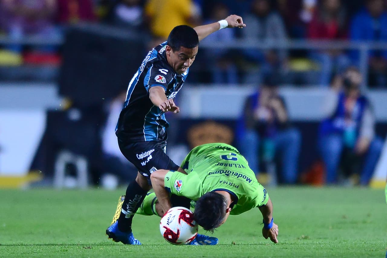 <b>Morelia 4-0 Querétaro </b>| El cantero de la UNAM, Efraín ‘Chispa’ Velarde, arriesgando el físico.