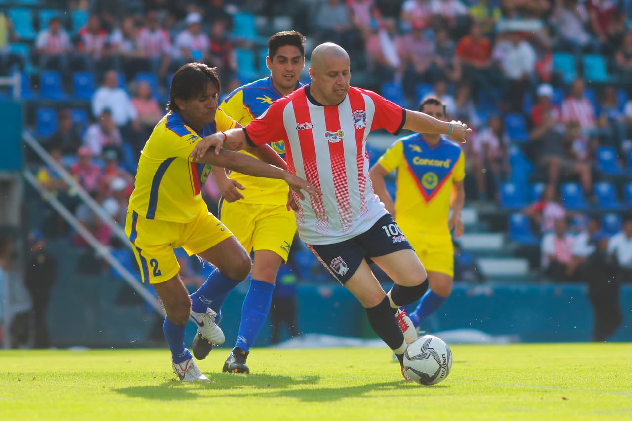 El 'Bofo' Bautista fue el autor del gol de Chivas para el empate antes del fin del primer tiempo.