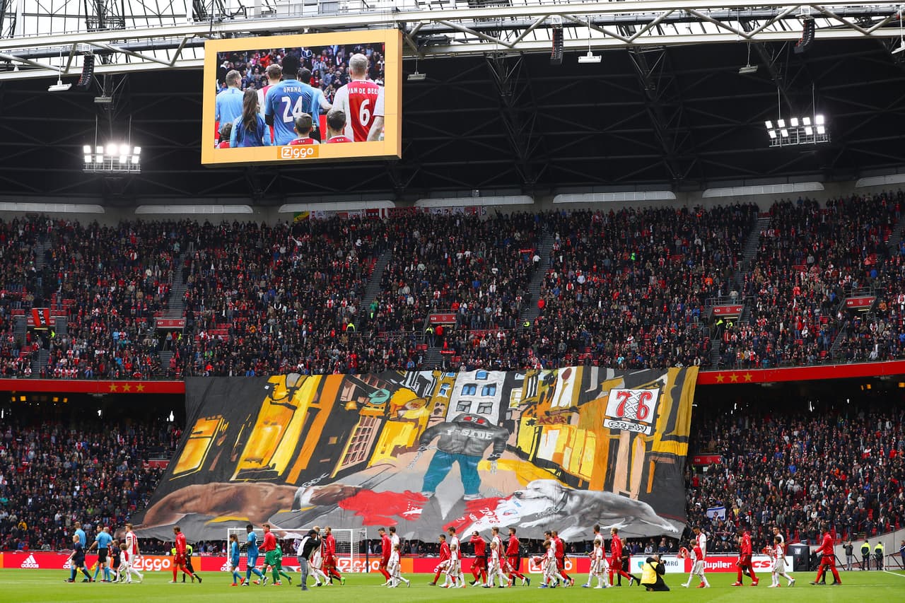 Los fanáticos de Ajax mostraron su respaldo en el Johan Cruyff Arena en Amsterdam con miras a este crucial partido.