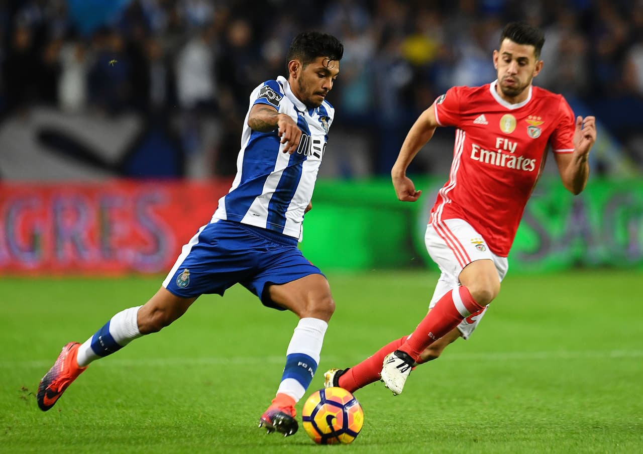 Porto's Mexican forward Jesus Corona (L) vies with Benfica's midfielder Pizzi during the Portuguese league football match FC Porto vs SL Benfica at the Dragao stadium in Porto on November 6, 2016. / AFP / FRANCISCO LEONG (Photo credit should read FRANCISCO LEONG/AFP/Getty Images)