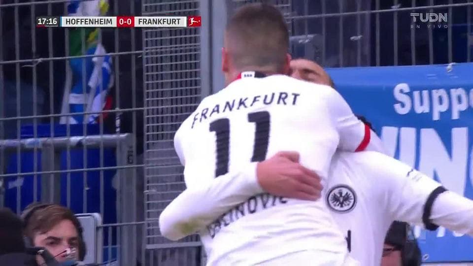 ¡GOOOL! Bas Dost anota para Eintracht Frankfurt