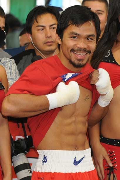 Pacquiao aprovechó para mostrarle a los presentes su buen estado físico.