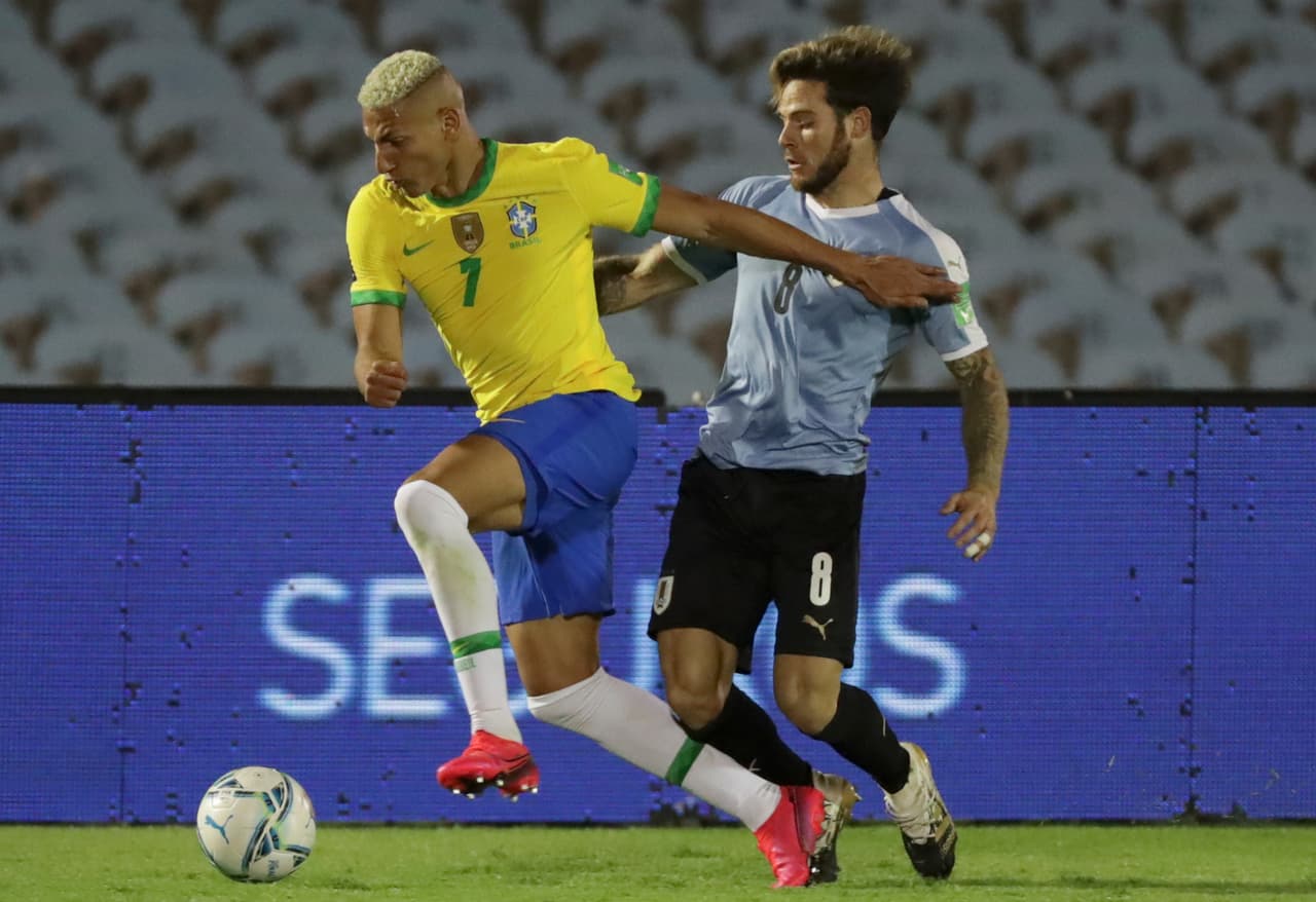 Con goles de Arthur y Richarlison Brasil vence a Uruguay, consiguen su cuarta victoria y continúan sin recibir gol en las eliminatorias rumbo al mundial de Qatar 2022.